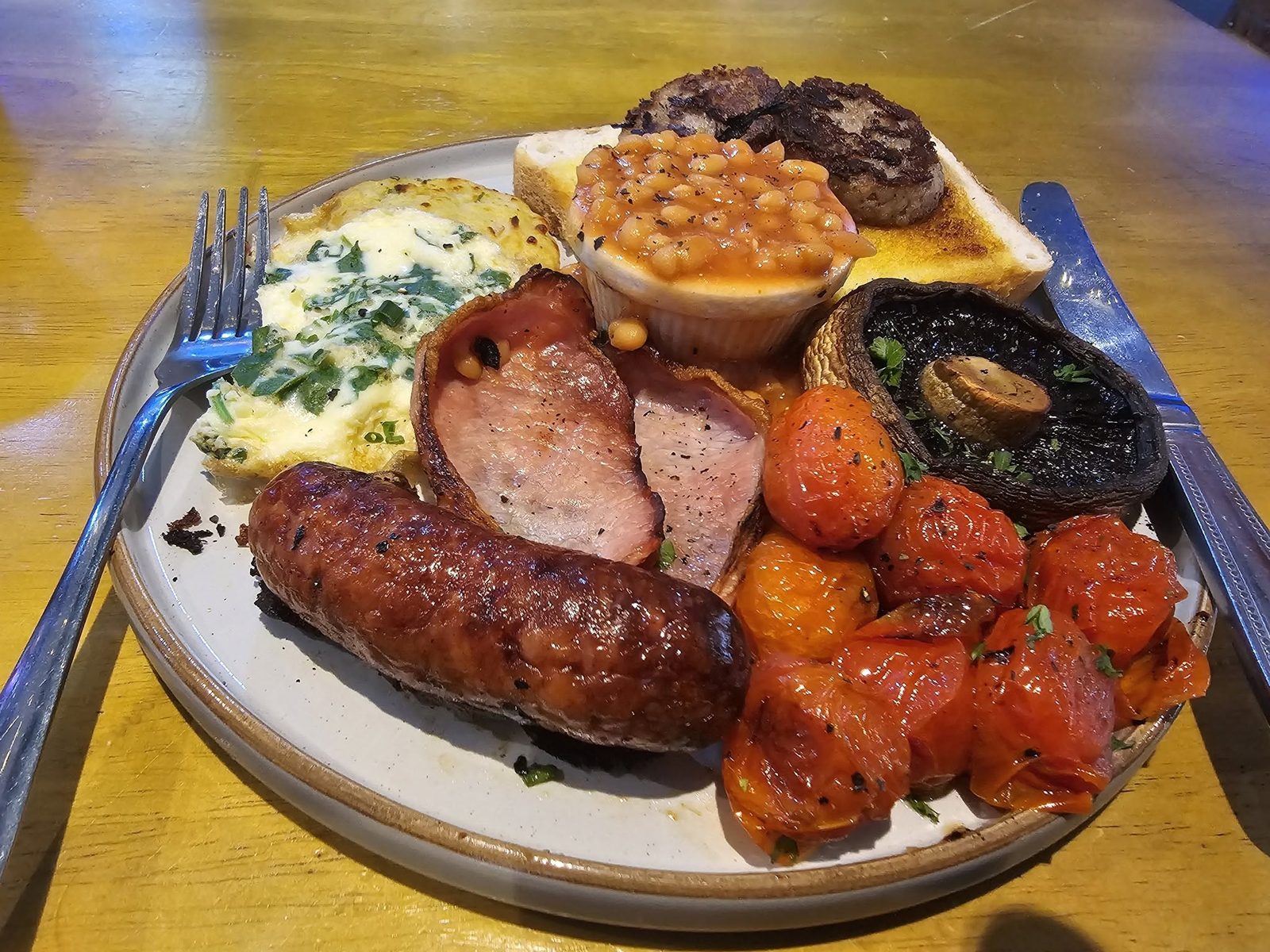 Cornish Breakfast delivery in Bodmin with sausage bacon eggs beans tomatoes and mushroom
