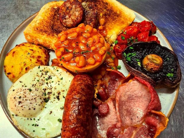 The GRIDL Breakfast with bacon, sausage, eggs, beans and tiger loaf